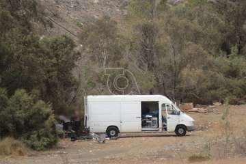 La Policía Local pilla in fraganti a dos hombres cuando desguazaban chatarra industrial en el Barranco Real/TA.
